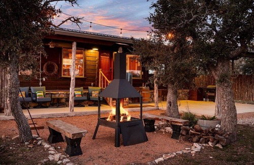 Fredericksburg Cabin | Rockin' R Ranch - 5 Cabins & Sleeps 12