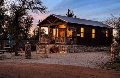Fredericksburg Cabin | Rockin' R Ranch - 5 Cabins & Sleeps 12