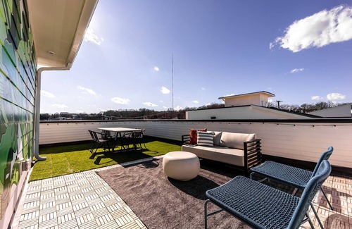 Whitebridge House | Rockin' Records - Rooftop Deck - Mins to Broadway!