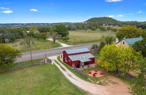 Fredericksburg House | Rocking Ox Gasthaus and Barn Cabin