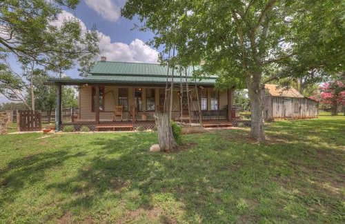 Fredericksburg House | Rocking Ox Gasthaus and Barn Cabin
