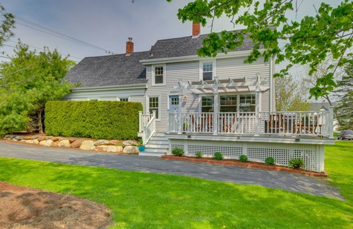 Rockland House | Rockland Home w/Deck 5 Mins to Historic Downtown!