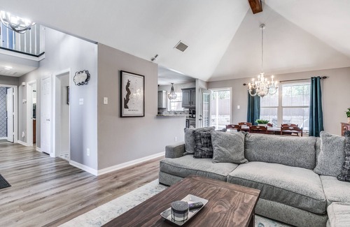 Rockwall House | Rockwall Lux Retreat💥Pool&Spa💥Covered Patio-5min walk downtown-Parks-Trails-Lake