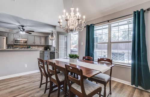 Rockwall House | Rockwall Lux Retreat💥Pool&Spa💥Covered Patio-5min walk downtown-Parks-Trails-Lake