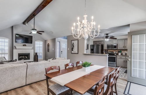 Rockwall House | Rockwall Lux Retreat💥Pool&Spa💥Covered Patio-5min walk downtown-Parks-Trails-Lake