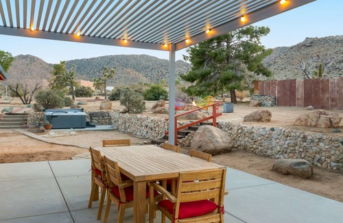 Joshua Tree Highlands House | šµ Rocky Ridge Retreat - Cozy & Colorful Home in Joshua Tree w/Hot Tub, Fire Pit & BBQ šµ