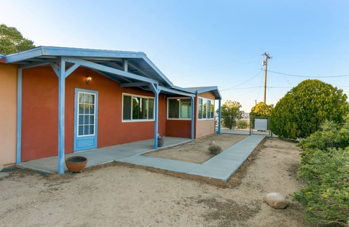 Joshua Tree Highlands House | šµ Rocky Ridge Retreat - Cozy & Colorful Home in Joshua Tree w/Hot Tub, Fire Pit & BBQ šµ