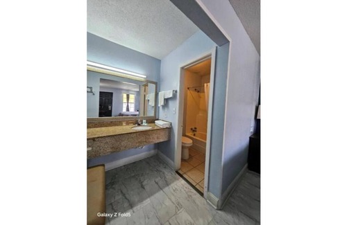 Hattiesburg Apartment | Rodeway Inn Hattiesburg North - King Room - Smoking