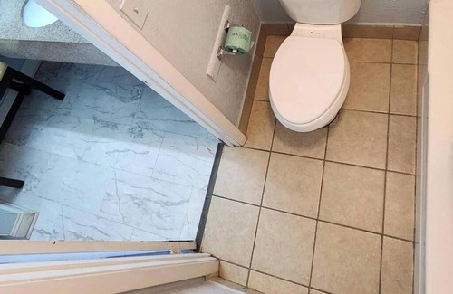 Hattiesburg Apartment | Rodeway Inn Hattiesburg North - King Room - Smoking 4