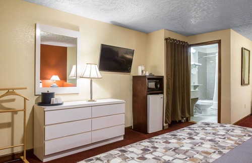 Branford Hotel | Rodeway Inn & Suites Branford - Guilford