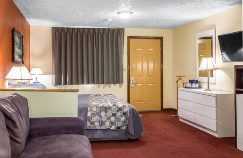Branford Hotel | Rodeway Inn & Suites Branford - Guilford