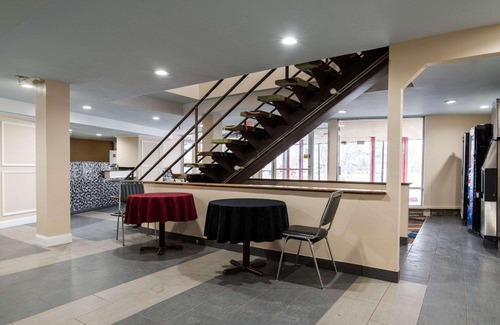 Syracuse Hotel | Rodeway Inn Syracuse
