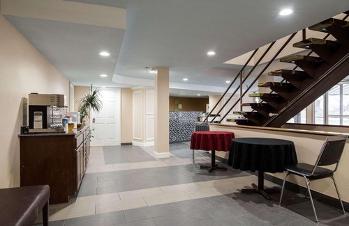 Syracuse Hotel | Rodeway Inn Syracuse