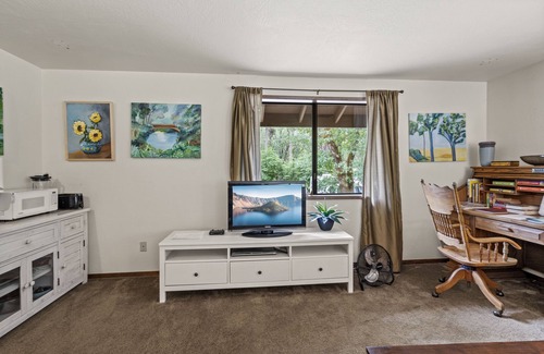 Gold Hill Apartment | Rogue River frontage: 1 BR Guest Unit, pool, dock, fishing, 5 acre park like