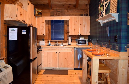 Townsend Cabin | Romance abounds!♥Hot Tub♥Whirlpool Bath♥Comm Pool♥Fire Table