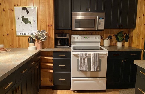 Houghton Lake Cottage | Romanski Retreat | Beautiful Lake View Getaway!