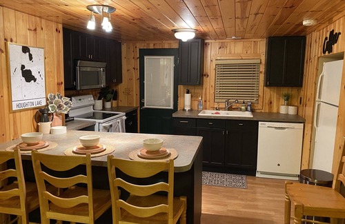 Houghton Lake Cottage | Romanski Retreat | Beautiful Lake View Getaway!