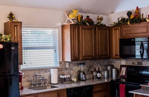 Guthrie Cottage | Romantic bed breakfast cottage with private hot tub, kitchen, jacuzzi,fireplace