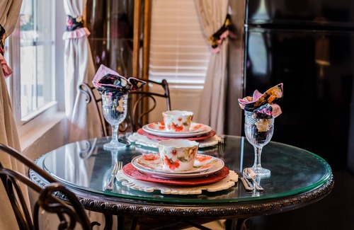 Guthrie Cottage | Romantic bed breakfast cottage with private hot tub, kitchen, jacuzzi,fireplace