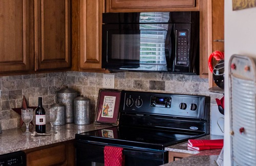 Guthrie Cottage | Romantic bed breakfast cottage with private hot tub, kitchen, jacuzzi,fireplace