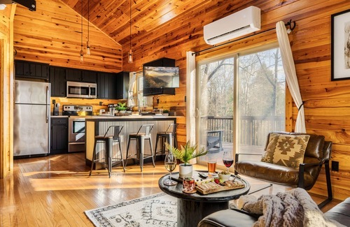 Elgin Cabin | Romantic Cabarn w/HotTub Lounge - Located on BSF!