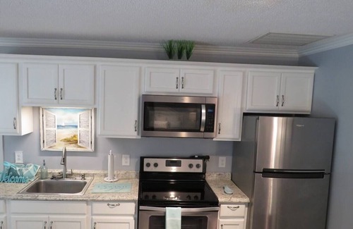 Emerald Isle Apartment | Romantic Celebrations Meet the Beach! [Suite Paradise]