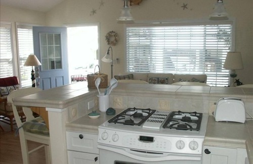 Seabright Cottage | Romantic Cottage at Seabright Beach - Steps to the Sand