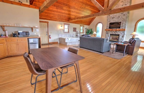 Millersburg Cottage | Romantic Cottage With Jacuzzi & Fireplace