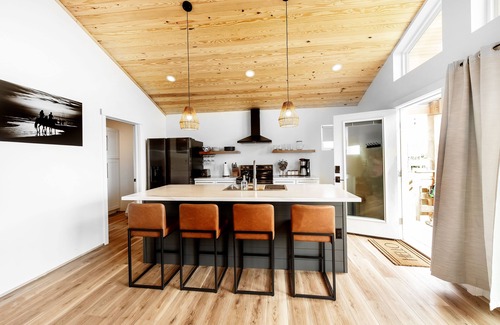 Kinnakeet Cottage | Romantic Couples OBX Winter Getaway-2 Bedroom Cottage-Short Walk2Beach,Hot- Tub