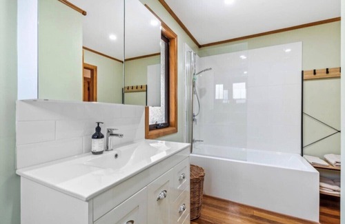 Darlington House | Romantic couples retreat with seasonal creek - Perth hills