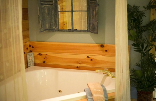 Millersburg Apartment | Romantic Couples Suite with Jacuzzi Tub and Kitchenette