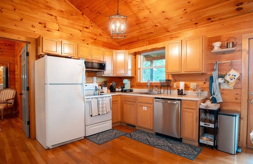 Sevierville Ski Chalet | Romantic + Cozy +Views Smokey Mountain & Hot Tub