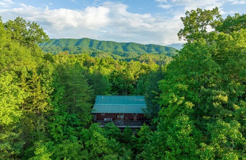Sevierville Ski Chalet | Romantic + Cozy +Views Smokey Mountain & Hot Tub
