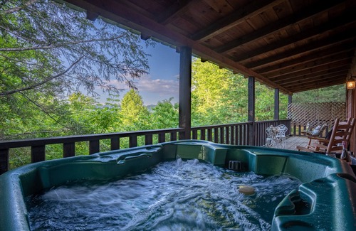 Sevierville Ski Chalet | Romantic + Cozy +Views Smokey Mountain & Hot Tub