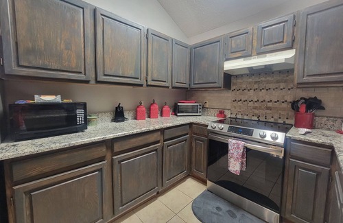 Fort Worth House | Romantic Get-Away Located Central to Shopping, Dining & Entertainment!