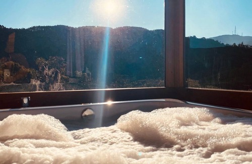 Rancho Queimado Ski Chalet | Romantic Getaway with Jacuzzi and Breakfast in Rancho Queimado