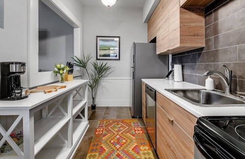 Marble Falls House | Romantic Getaway/Downtown Boutique Hotel