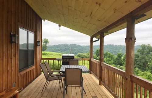 Sharpsburg Cabin | Romantic getaway in Southeastern Ohio. Family and pet friendly.