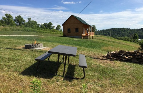 Sharpsburg Cabin | Romantic getaway in Southeastern Ohio. Family and pet friendly.