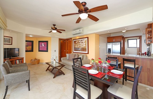 Colonia 5 de Diciembre Condo | đROMANTIC GETAWAYđAMAZING OCEAN VIEWS -HOP, SKIP & JUMP TO THE BEACH -GR8 POOL