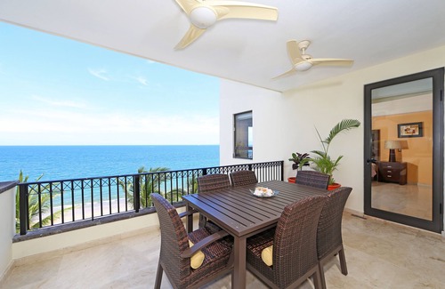 Colonia 5 de Diciembre Condo | đROMANTIC GETAWAYđAMAZING OCEAN VIEWS -HOP, SKIP & JUMP TO THE BEACH -GR8 POOL