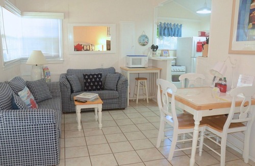Pompano Beach House | Romantic getaway! Historic cottage 2 blocks to beach