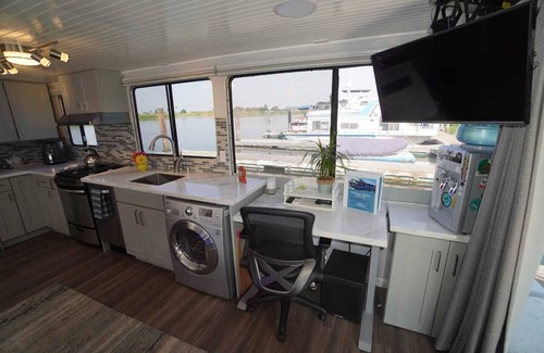 Birds Landing Boat Rental | Romantic Getaway with Sauna, fireplace and great seal watching