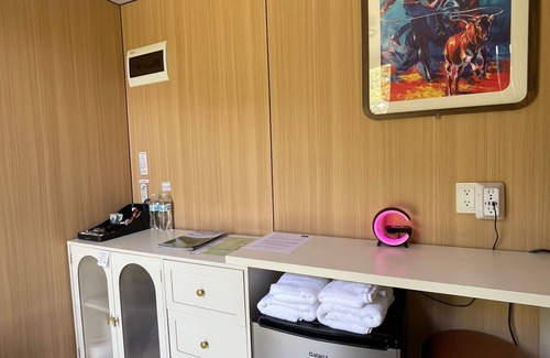 Flatonia Cabin | Romantic Glamping Elon's Tiny house 2-bedroom, 2-Queen Beds in Flatonia