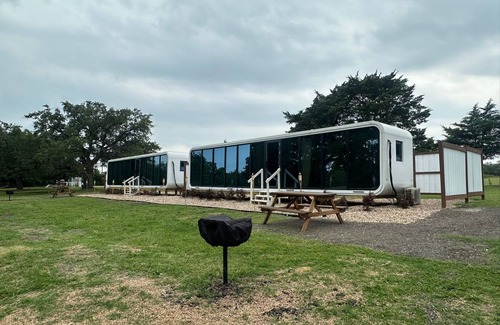 Flatonia Cabin | Romantic Glamping Elon's Tiny house 2-bedroom, 2-Queen Beds in Flatonia