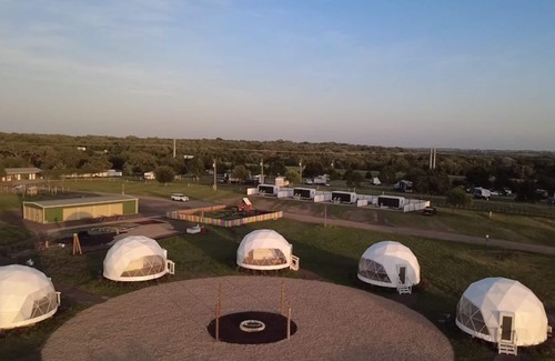 Flatonia Cabin | Romantic Glamping Elon's Tiny house 2-bedroom, 2-Queen Beds in Flatonia