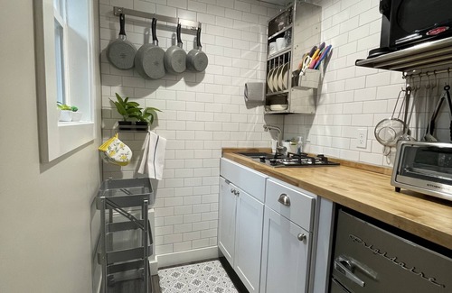 Onekama Apartment | Romantic Hideaway – Stroll to Lake Michigan, HOT TUB OPEN ALL WINTER!