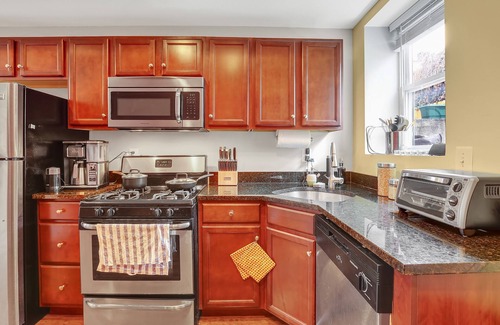 Upper Fells Point House | Romantic Hot Tub Getaway, Walking Distance to Fells Point