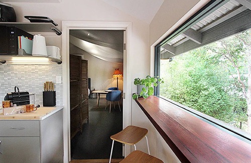 Margaret River Apartment | Romantic king bedroom studio with WiFi and reversible AC