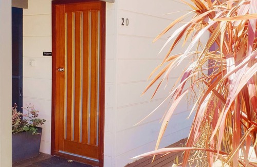 Margaret River Apartment | Romantic king bedroom studio with WiFi and reversible AC